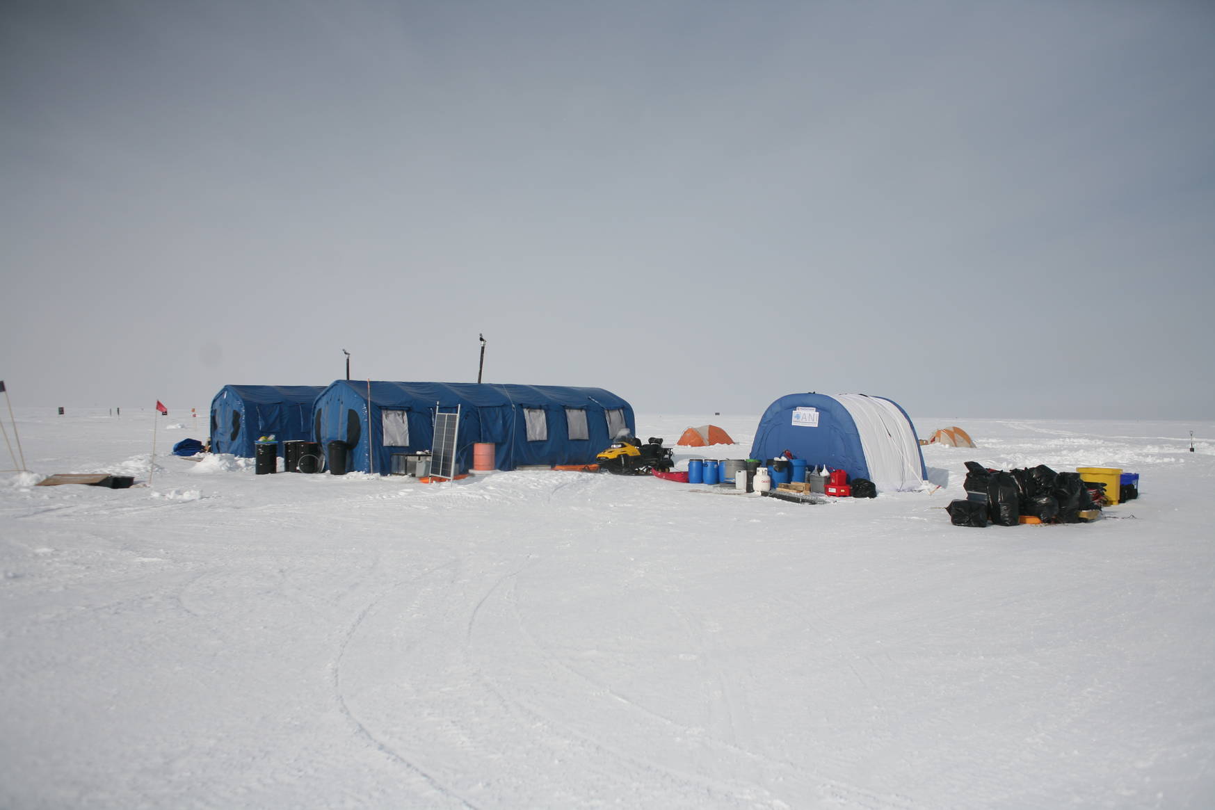 The tourist camp: three community tents (blue) containing the galley, lounge and dry toilet; in the background: tents for sleeping (orange).