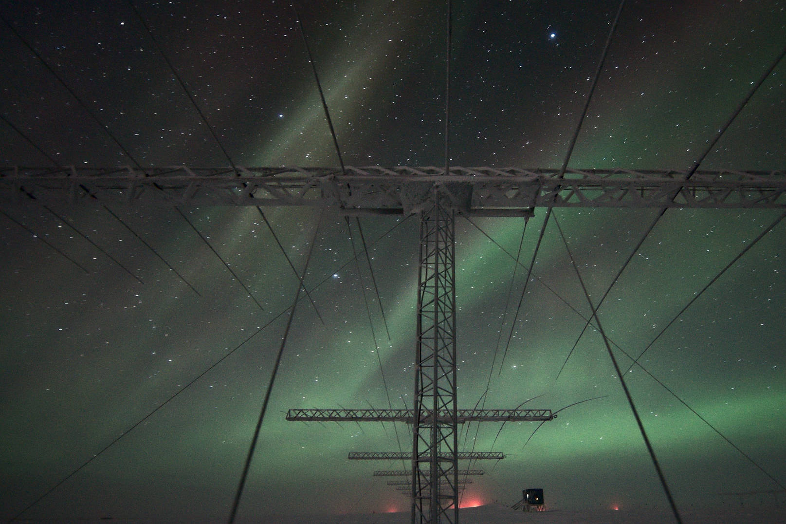 SuperDARN antennae and auroras